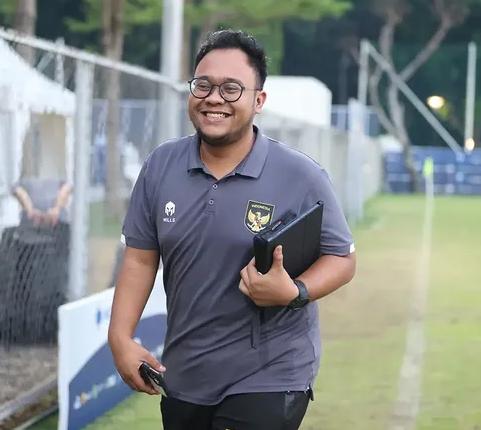Denny Shulton General Manager Baru Semen Padang FC (Foto: Instagram Dennyshulton)